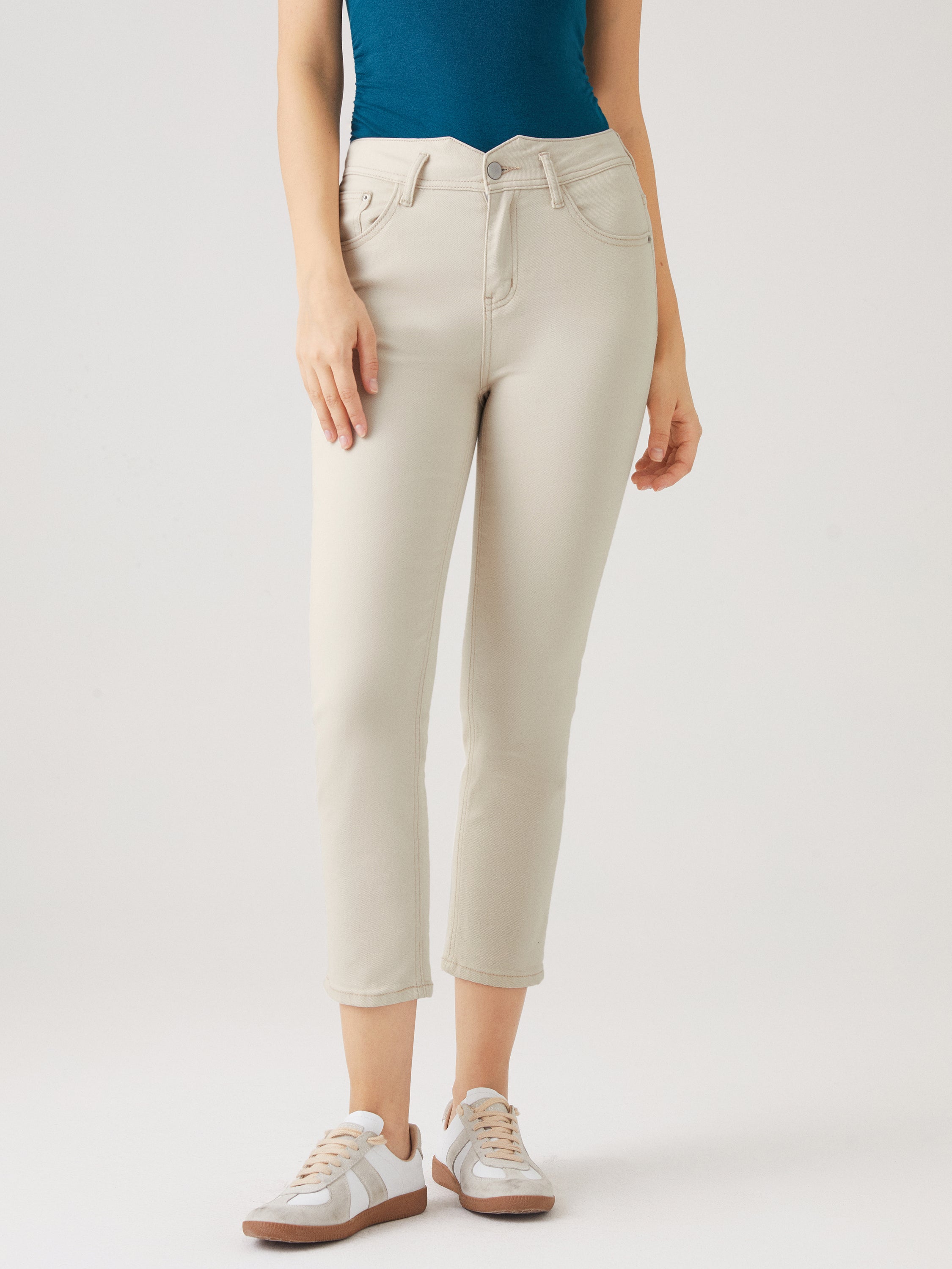 High-waisted Taper Jeans - White