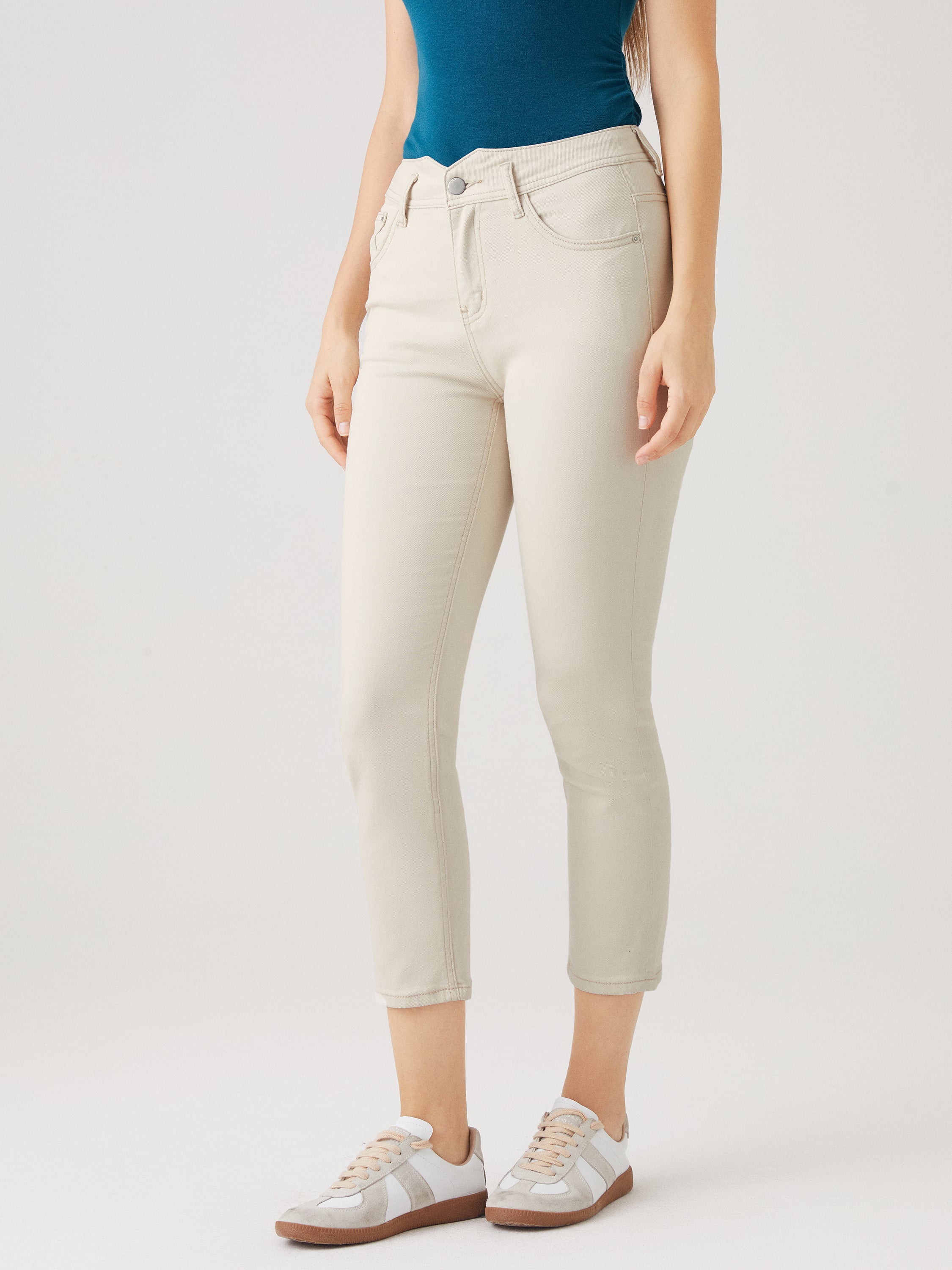 High-waisted Taper Jeans - White