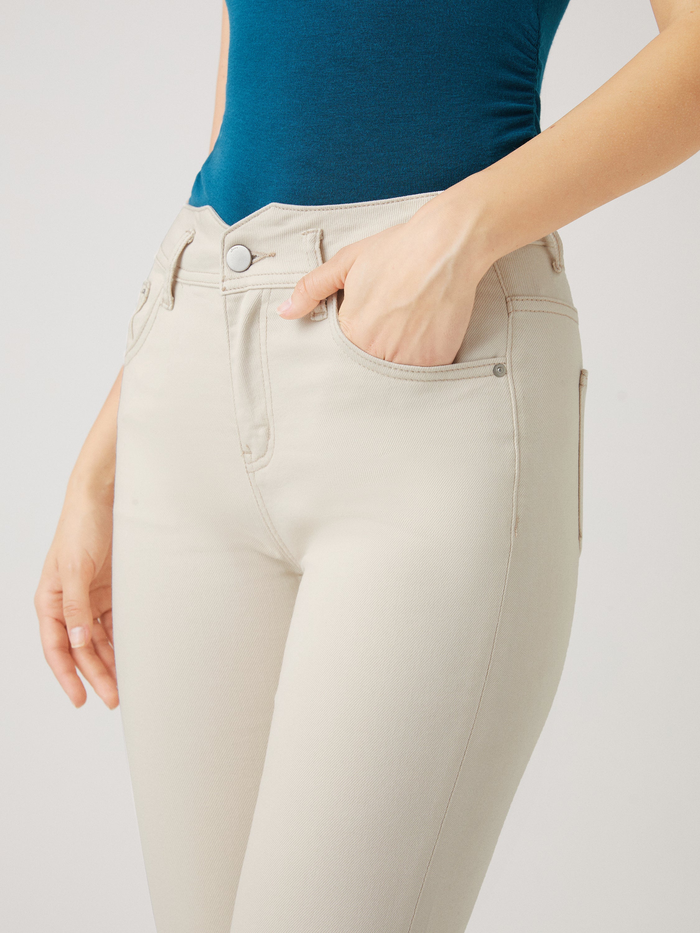 High-waisted Taper Jeans - White