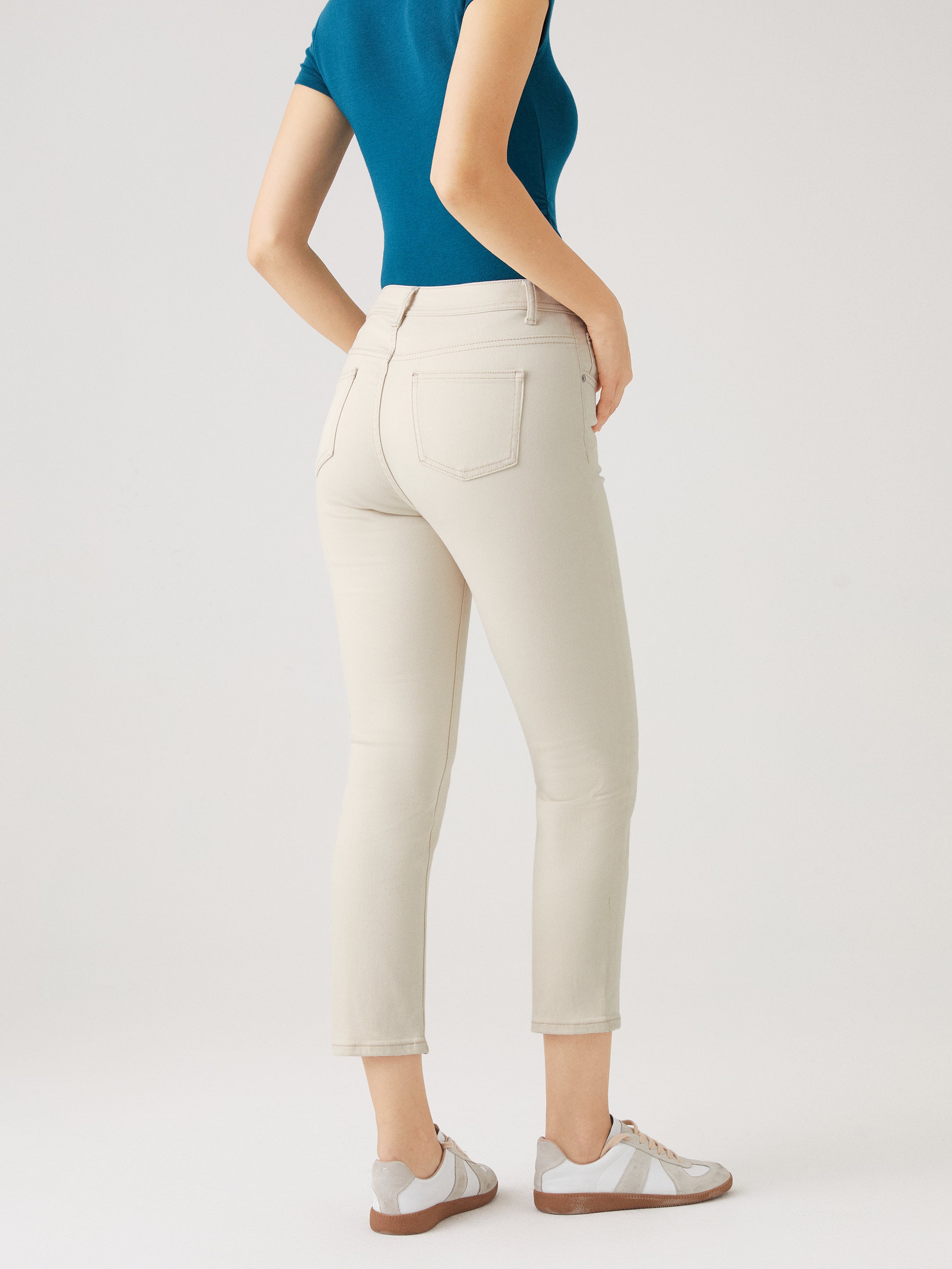 High-waisted Taper Jeans - White