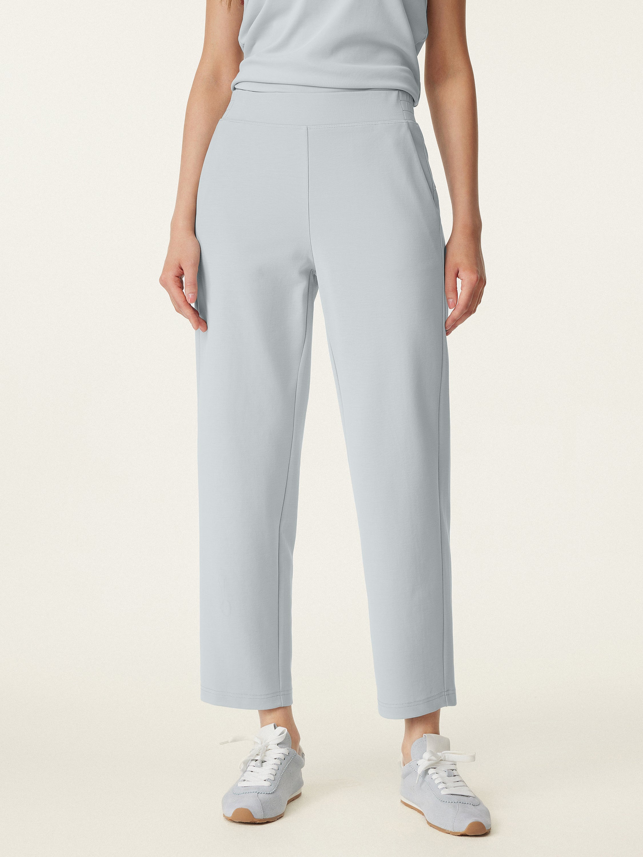 Mid Rise Pull on Tapered Pant Pockets