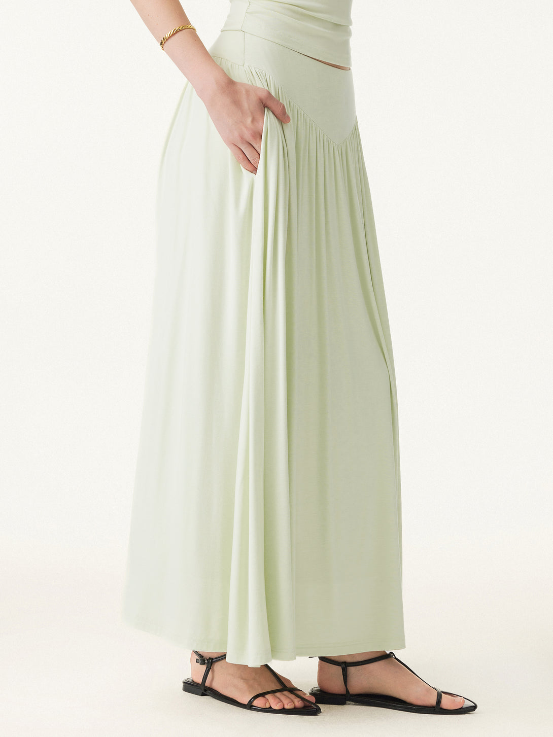 Ultrasoft V-shape Waist Gathred Maxi Circle Skirt with Pockets