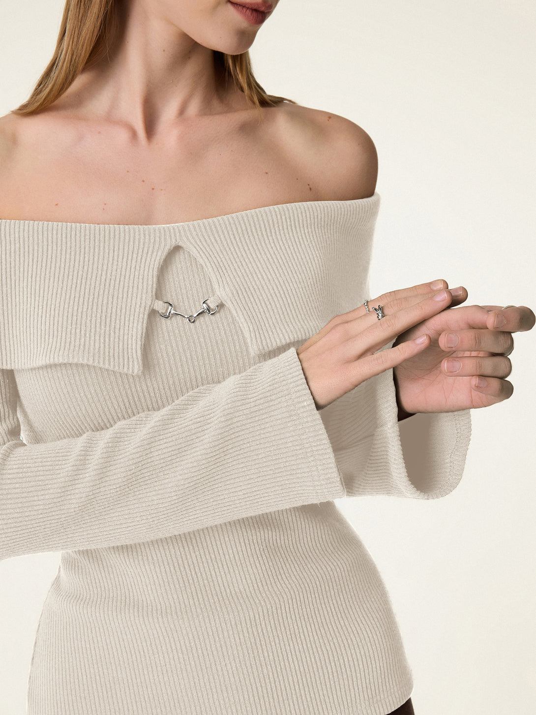 Non-Slip Metal Chain Detail Cold Shoulder Brami