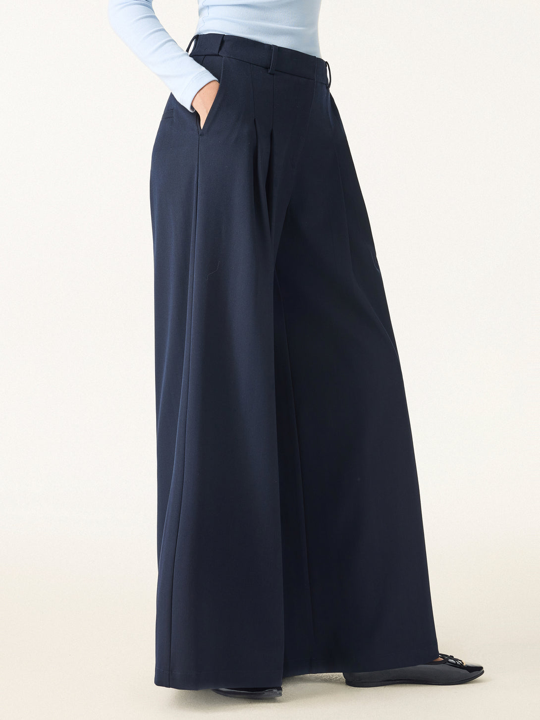 Mid Rise Wide Leg Trousers with Pockets